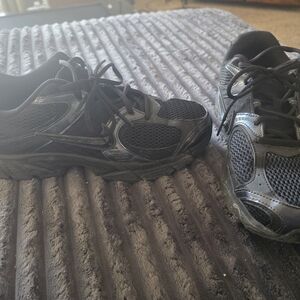 Nike Men's Black and Gray Running Sneakers